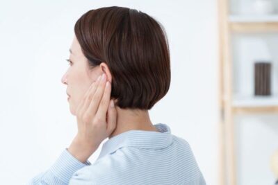 鼻をかむと耳が詰まるのはなぜ?原因と今すぐできる対処法、耳鼻科を受診すべき症状を解説のアイキャッチ画像