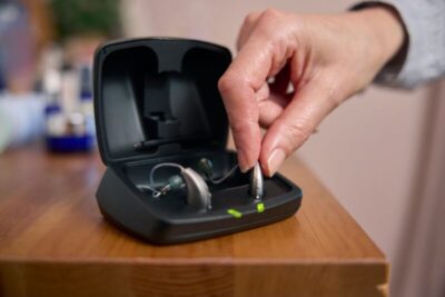 耳鼻科で買う補聴器の値段相場は?価格帯やタイプ別の違いを解説のアイキャッチ画像