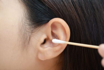 正しい耳掃除のやり方と注意点|耳鼻科で行ったほうがよいケースとメリットを解説のアイキャッチ画像