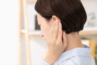 大人の中耳炎は放置しても平気？自然治癒の限界と治療が必要な症状を解説のアイキャッチ画像