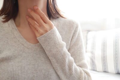 喉の痛みは耳鼻科と内科どっちに行くべき?症状別に見る受診先の選び方のアイキャッチ画像