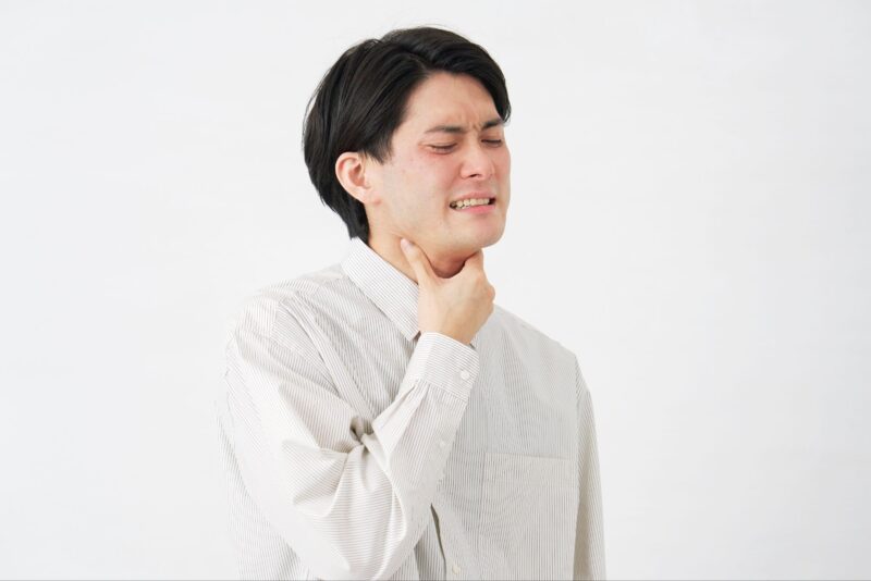 喉の痛みが続く場合に考えられる主な原因